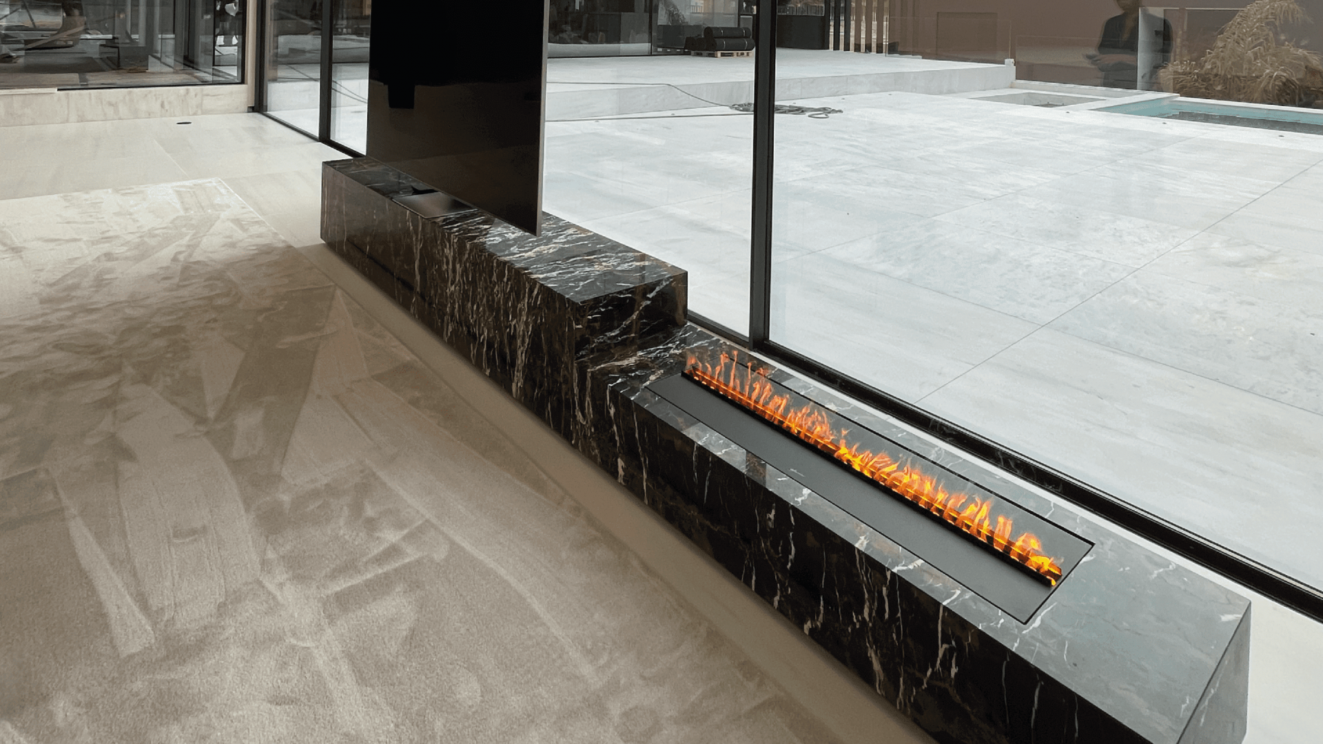 Kit Glamm 3D electric fireplace by GlammFire integrated into a modern living room with marble details